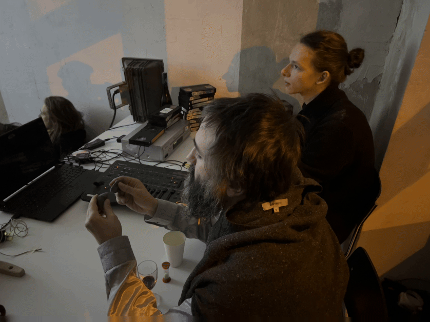 petr&nbsp;laden (&&nbsp;phlorian&nbsp;wagner) - könnten&nbsp;augen&nbsp;sehen&quest; - 05.gif